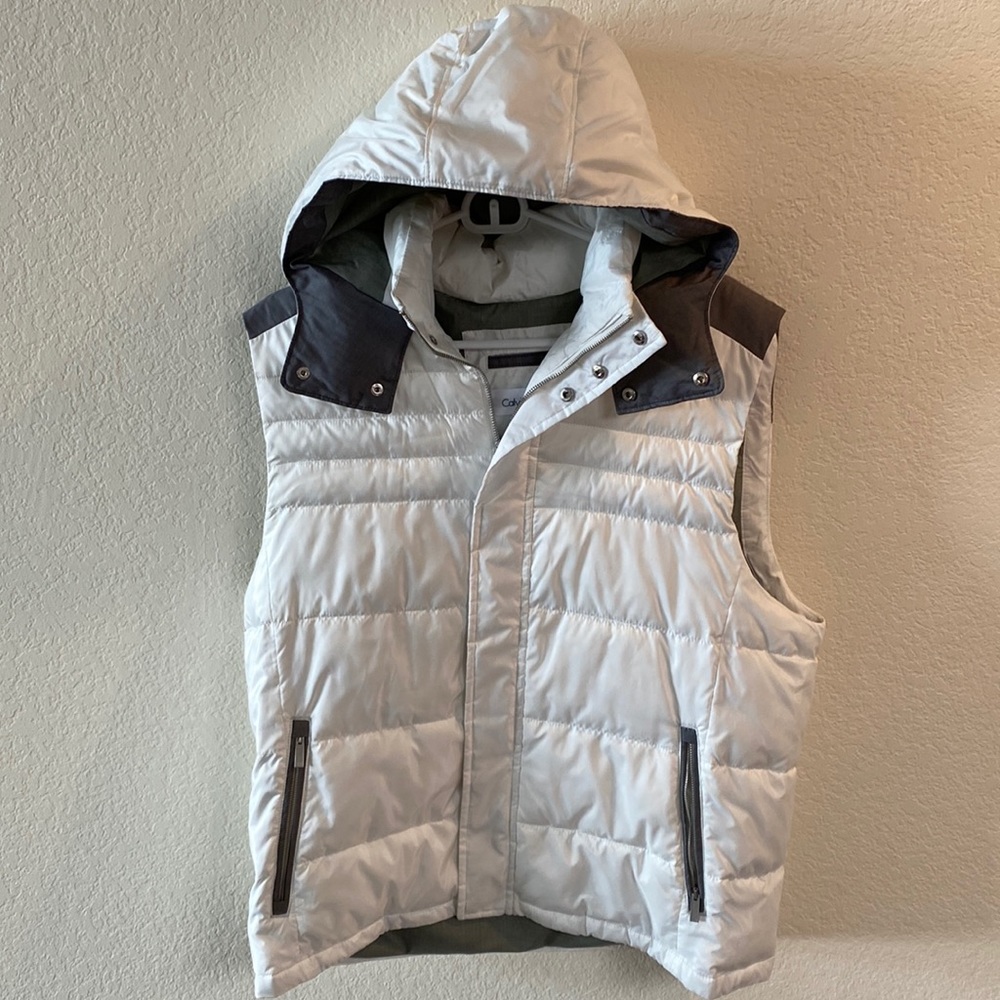 Calvin Klein quilted white and gray hooded vest. 💫